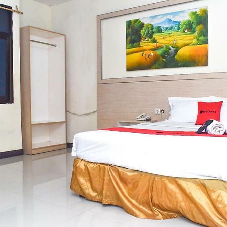 Hotel RedDoorz Plus near Sultan Hasanuddin Airport Makasar Zewnętrze zdjęcie