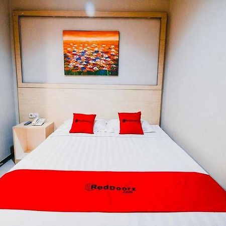 Hotel RedDoorz Plus near Sultan Hasanuddin Airport Makasar Zewnętrze zdjęcie