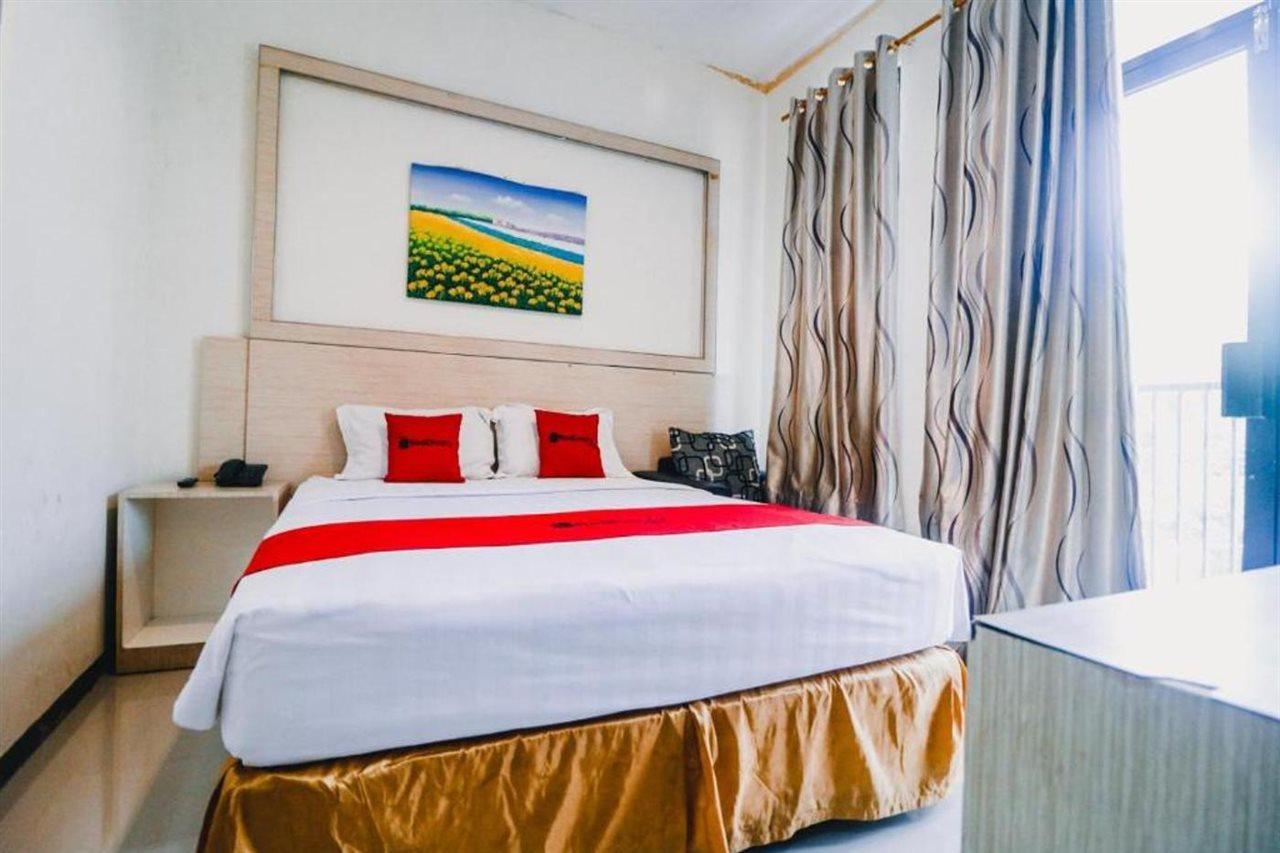 Hotel RedDoorz Plus near Sultan Hasanuddin Airport Makasar Zewnętrze zdjęcie