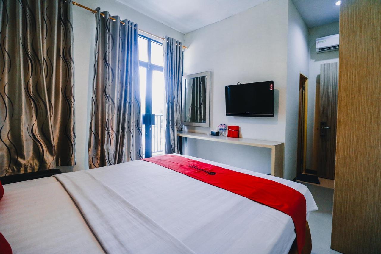 Hotel RedDoorz Plus near Sultan Hasanuddin Airport Makasar Zewnętrze zdjęcie