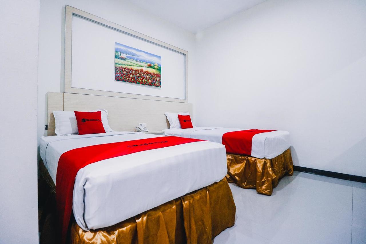 Hotel RedDoorz Plus near Sultan Hasanuddin Airport Makasar Zewnętrze zdjęcie