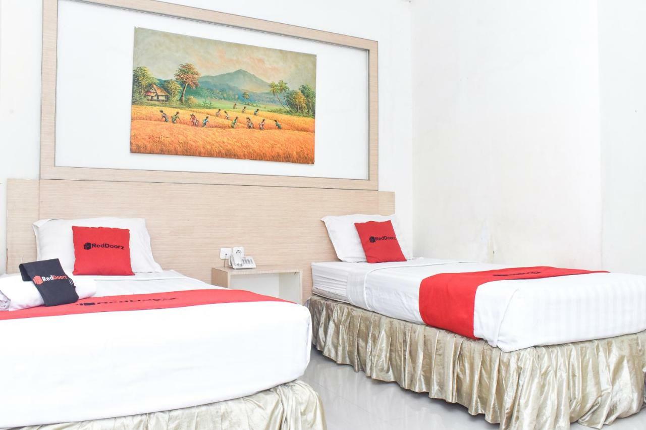 Hotel RedDoorz Plus near Sultan Hasanuddin Airport Makasar Zewnętrze zdjęcie