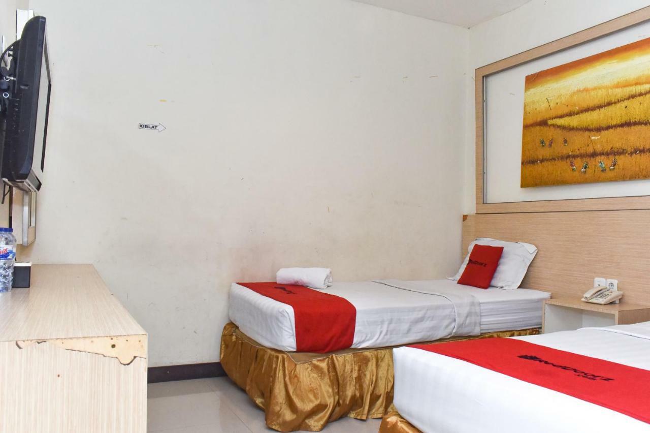 Hotel RedDoorz Plus near Sultan Hasanuddin Airport Makasar Zewnętrze zdjęcie