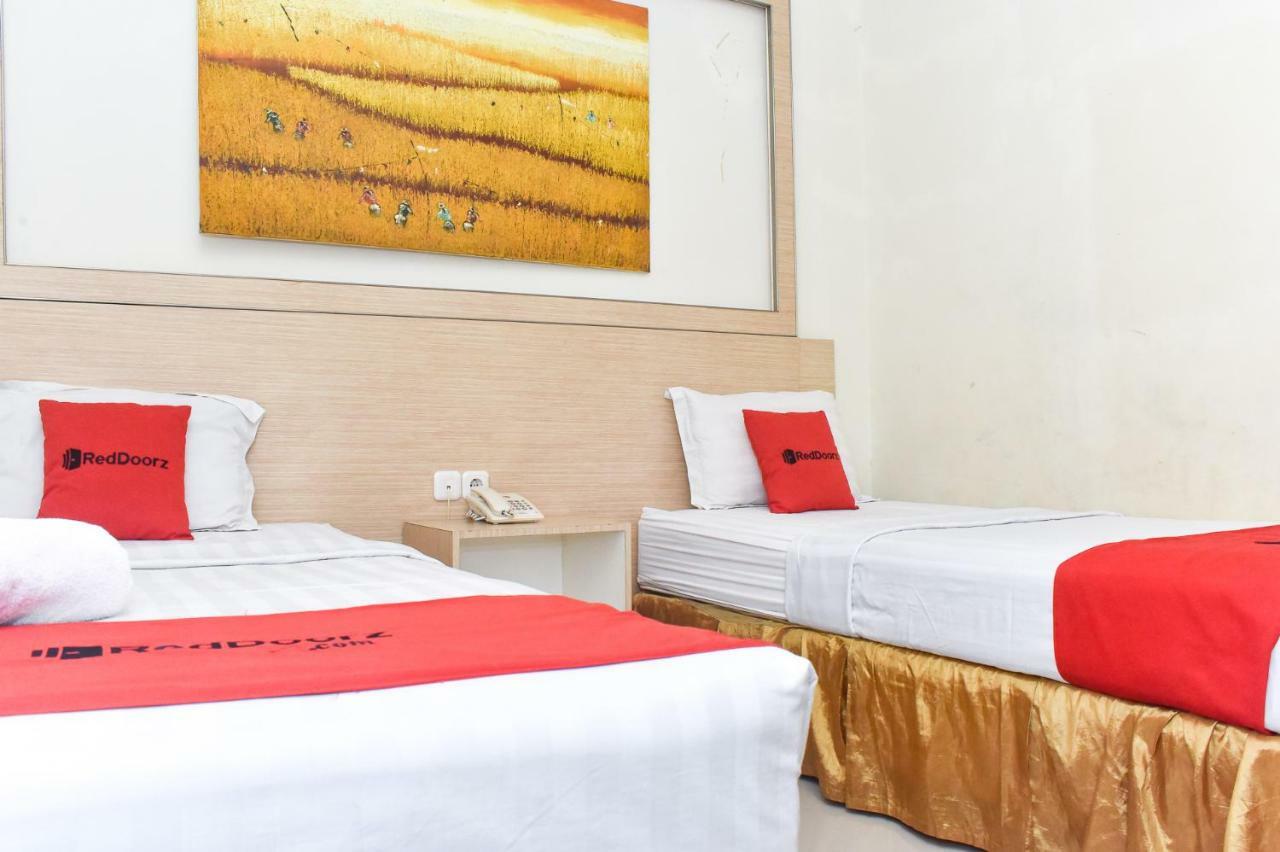 Hotel RedDoorz Plus near Sultan Hasanuddin Airport Makasar Zewnętrze zdjęcie