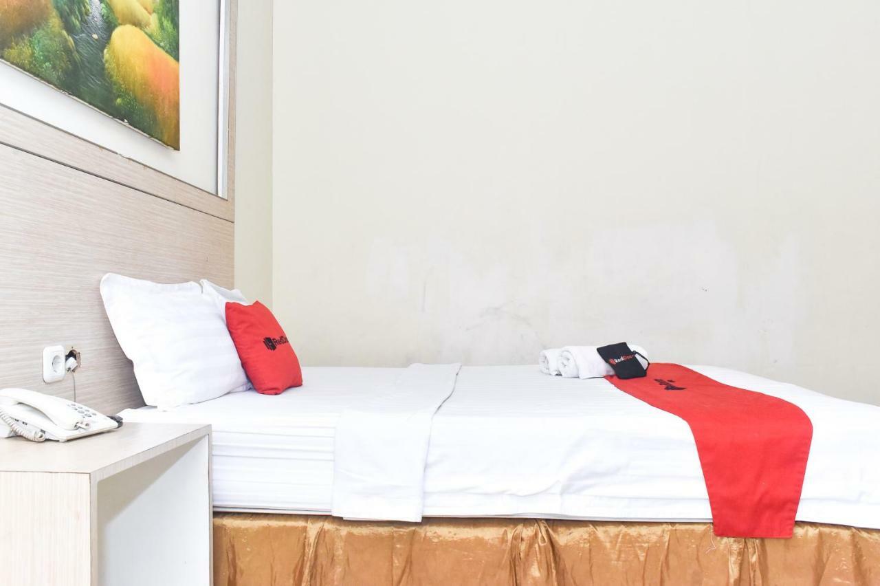 Hotel RedDoorz Plus near Sultan Hasanuddin Airport Makasar Zewnętrze zdjęcie