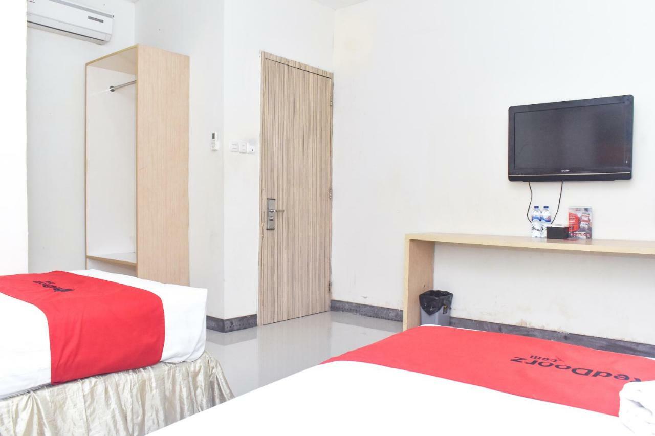 RedDoorz Plus near Sultan Hasanuddin Airport Makasar Zewnętrze zdjęcie