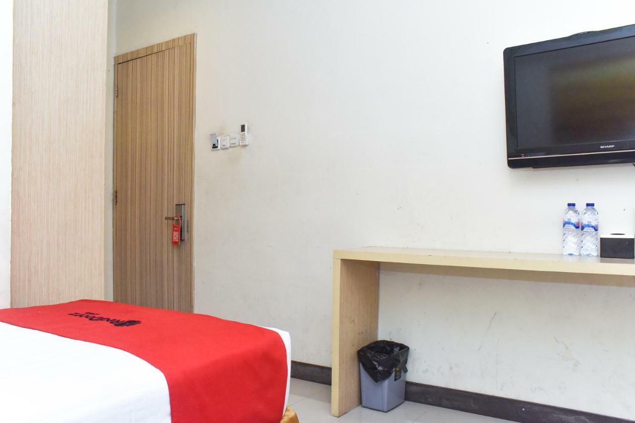 Hotel RedDoorz Plus near Sultan Hasanuddin Airport Makasar Zewnętrze zdjęcie