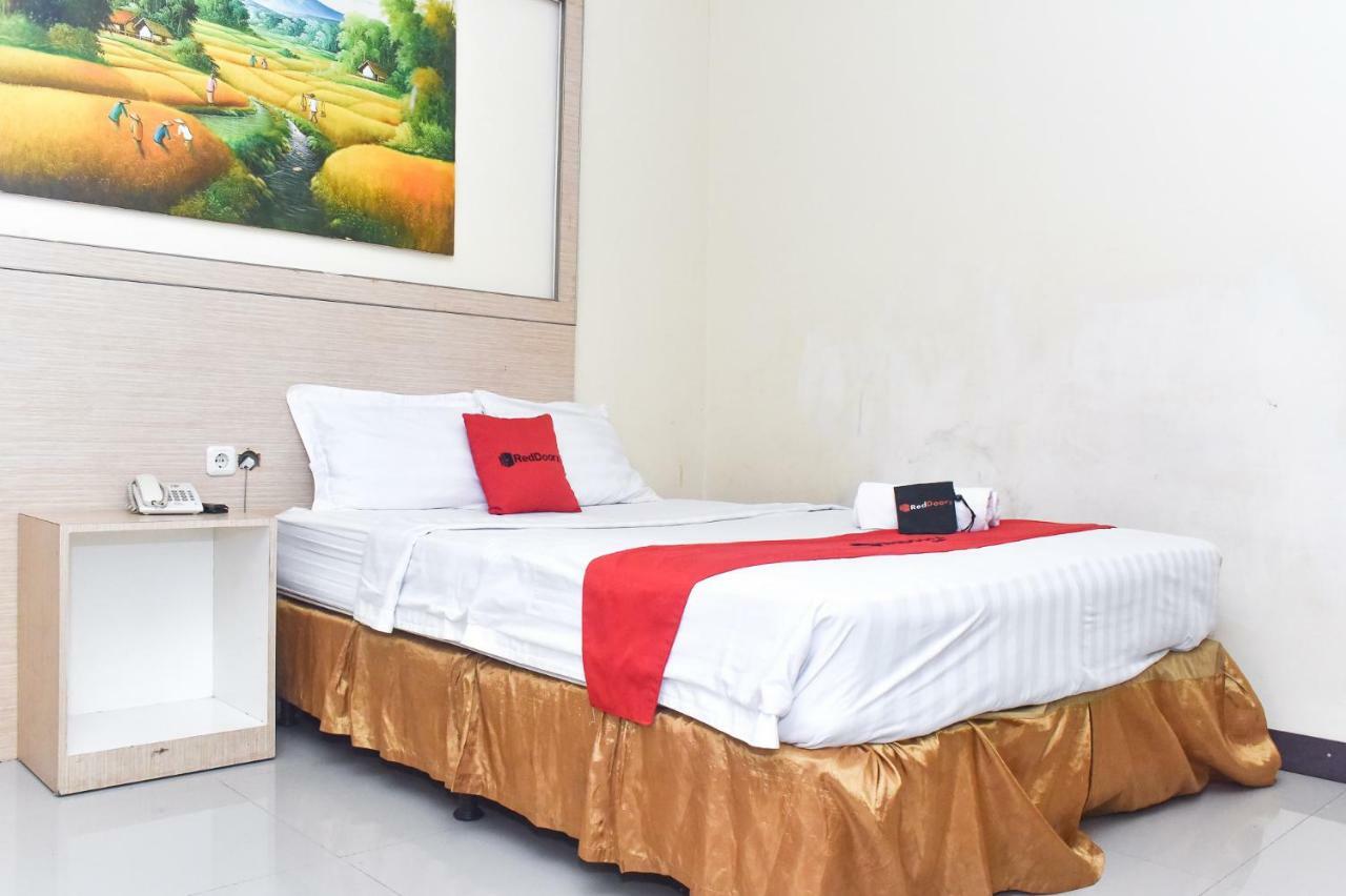 Hotel RedDoorz Plus near Sultan Hasanuddin Airport Makasar Zewnętrze zdjęcie