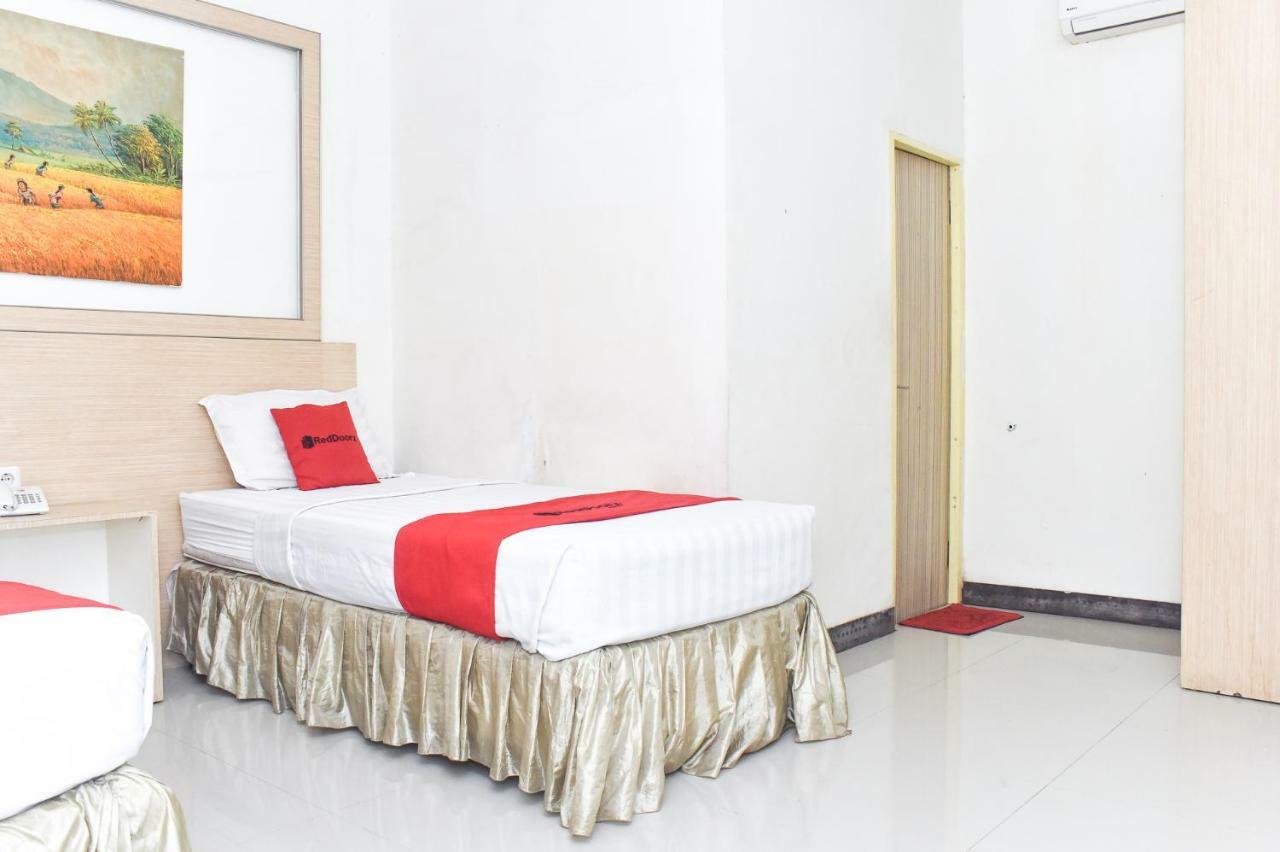 RedDoorz Plus near Sultan Hasanuddin Airport Makasar Zewnętrze zdjęcie