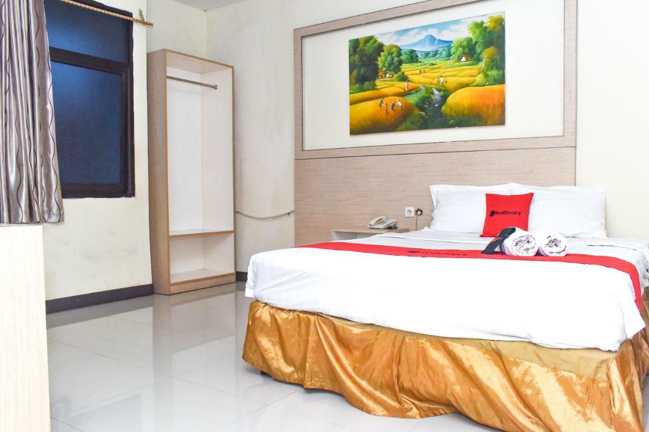 RedDoorz Plus near Sultan Hasanuddin Airport Makasar Zewnętrze zdjęcie