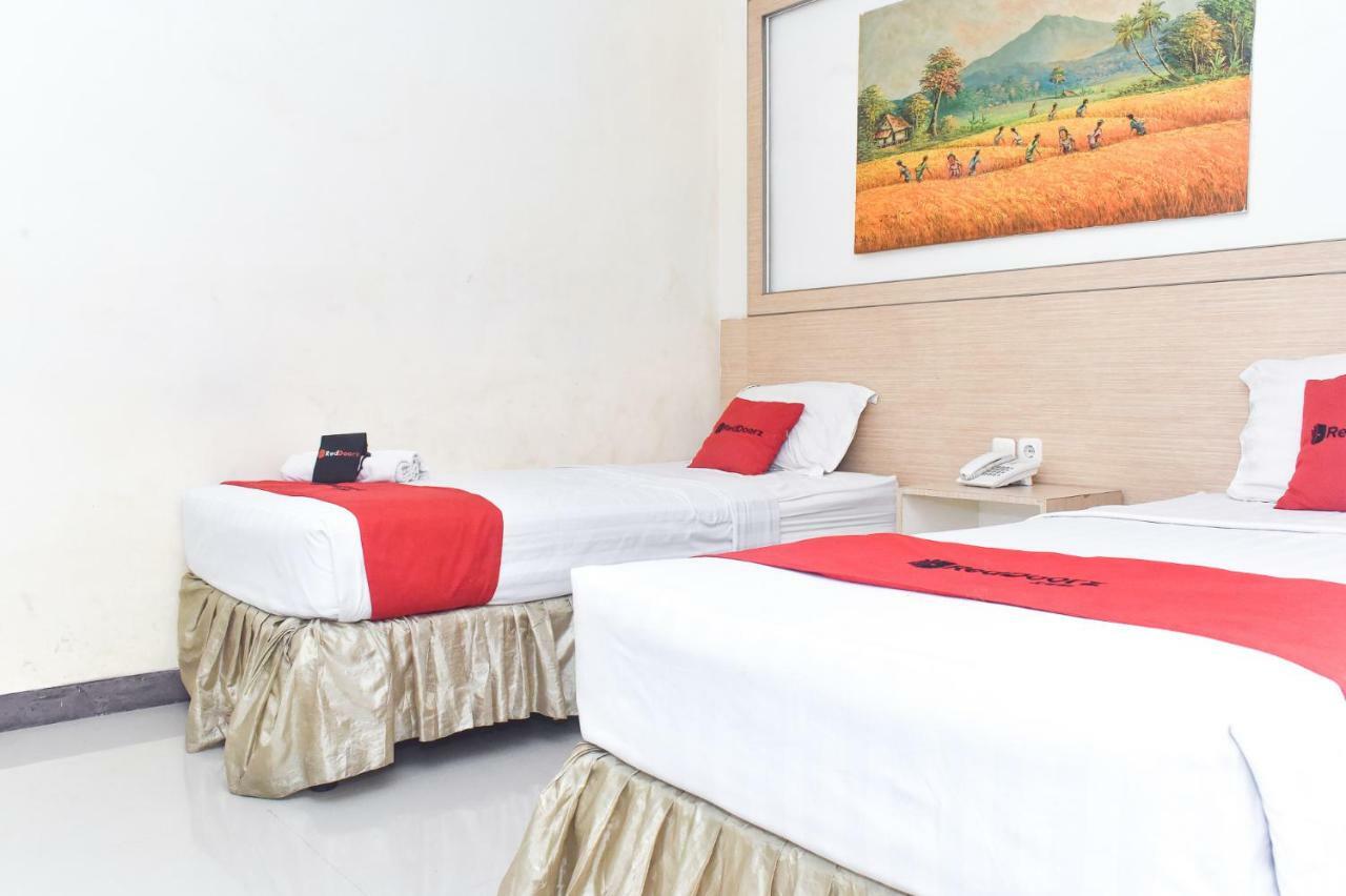 Hotel RedDoorz Plus near Sultan Hasanuddin Airport Makasar Zewnętrze zdjęcie