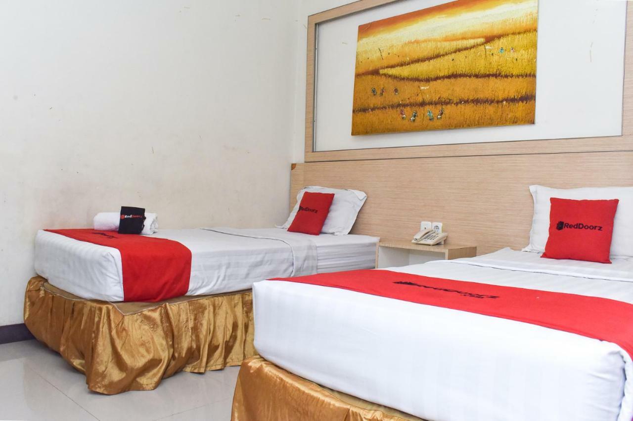 Hotel RedDoorz Plus near Sultan Hasanuddin Airport Makasar Zewnętrze zdjęcie