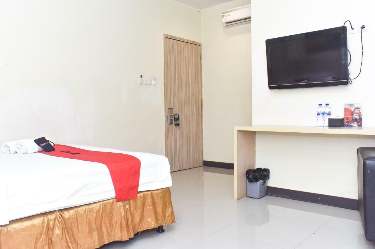 Hotel RedDoorz Plus near Sultan Hasanuddin Airport Makasar Zewnętrze zdjęcie