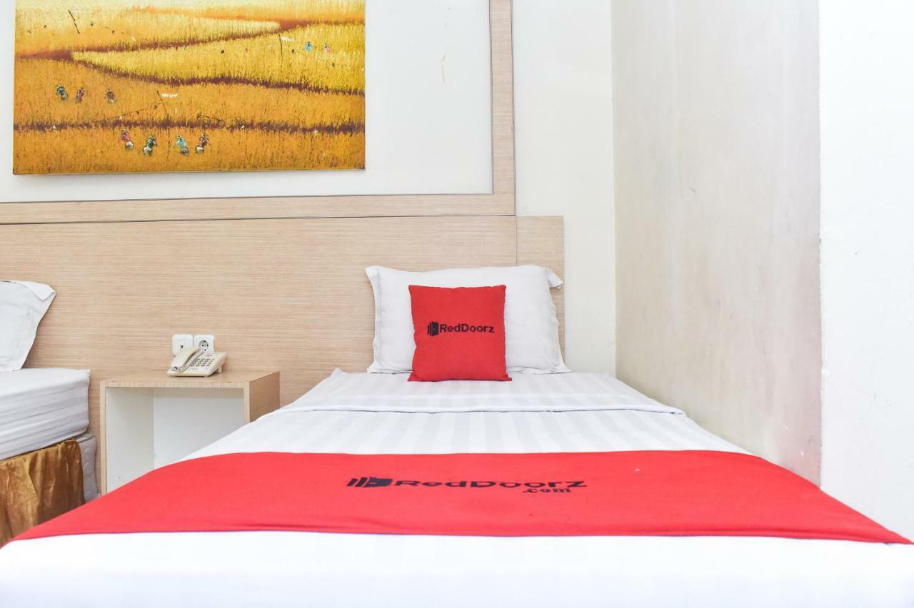 Hotel RedDoorz Plus near Sultan Hasanuddin Airport Makasar Zewnętrze zdjęcie