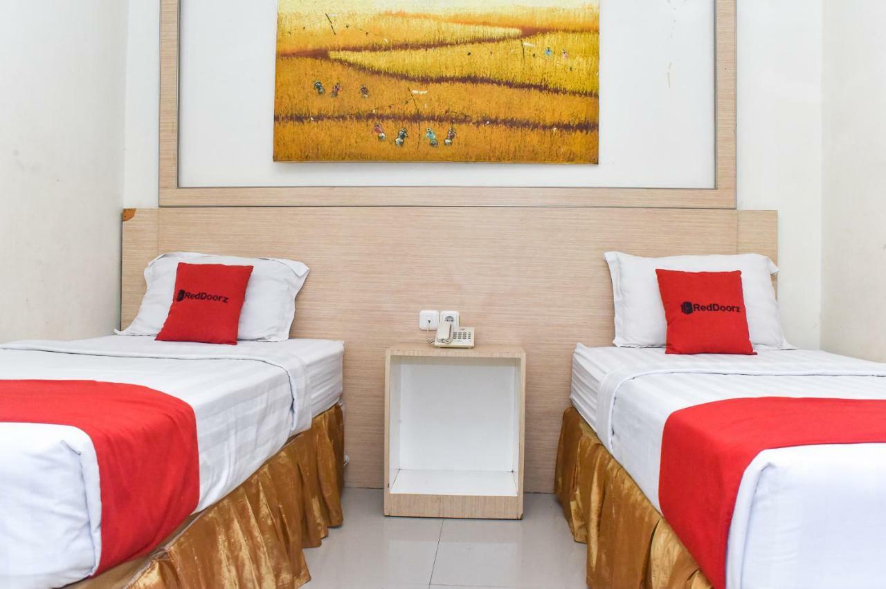 Hotel RedDoorz Plus near Sultan Hasanuddin Airport Makasar Zewnętrze zdjęcie