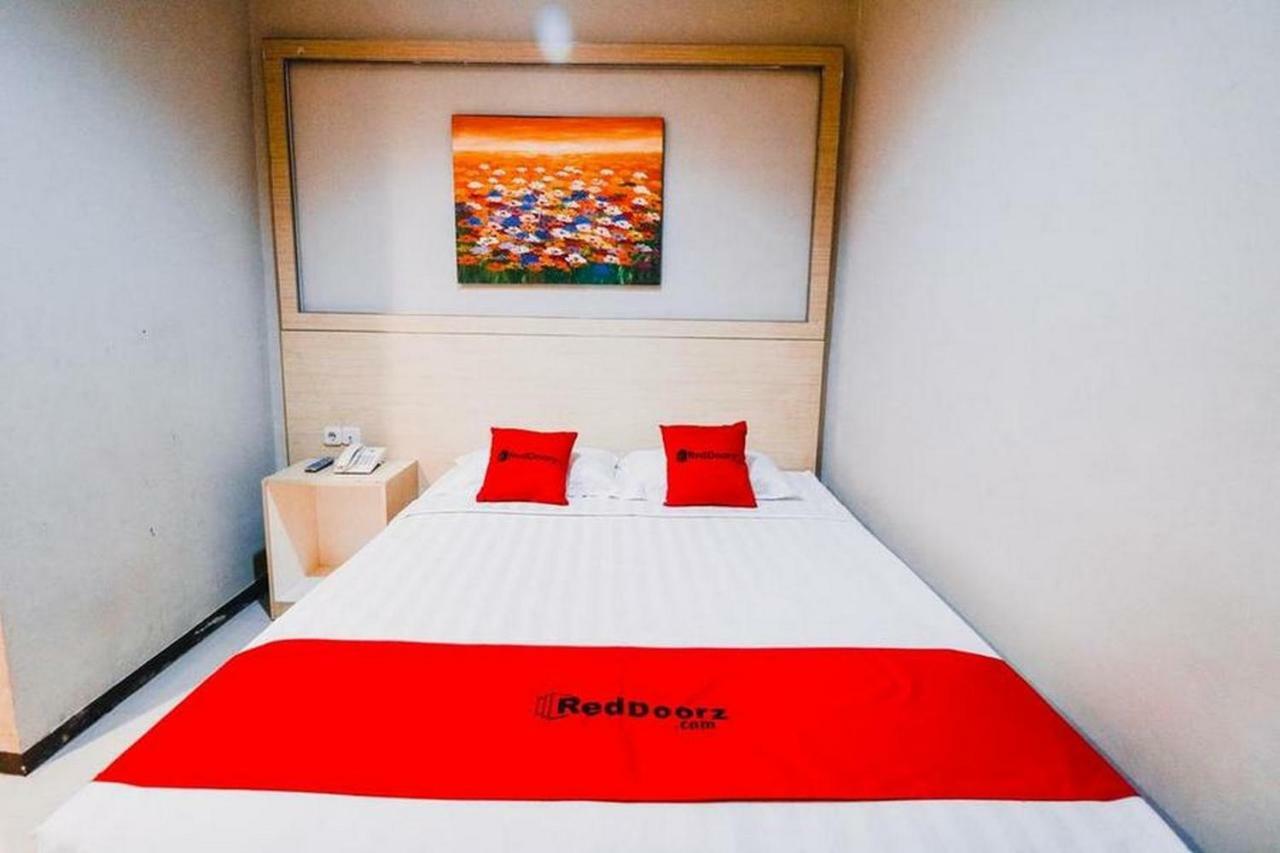 RedDoorz Plus near Sultan Hasanuddin Airport Makasar Zewnętrze zdjęcie