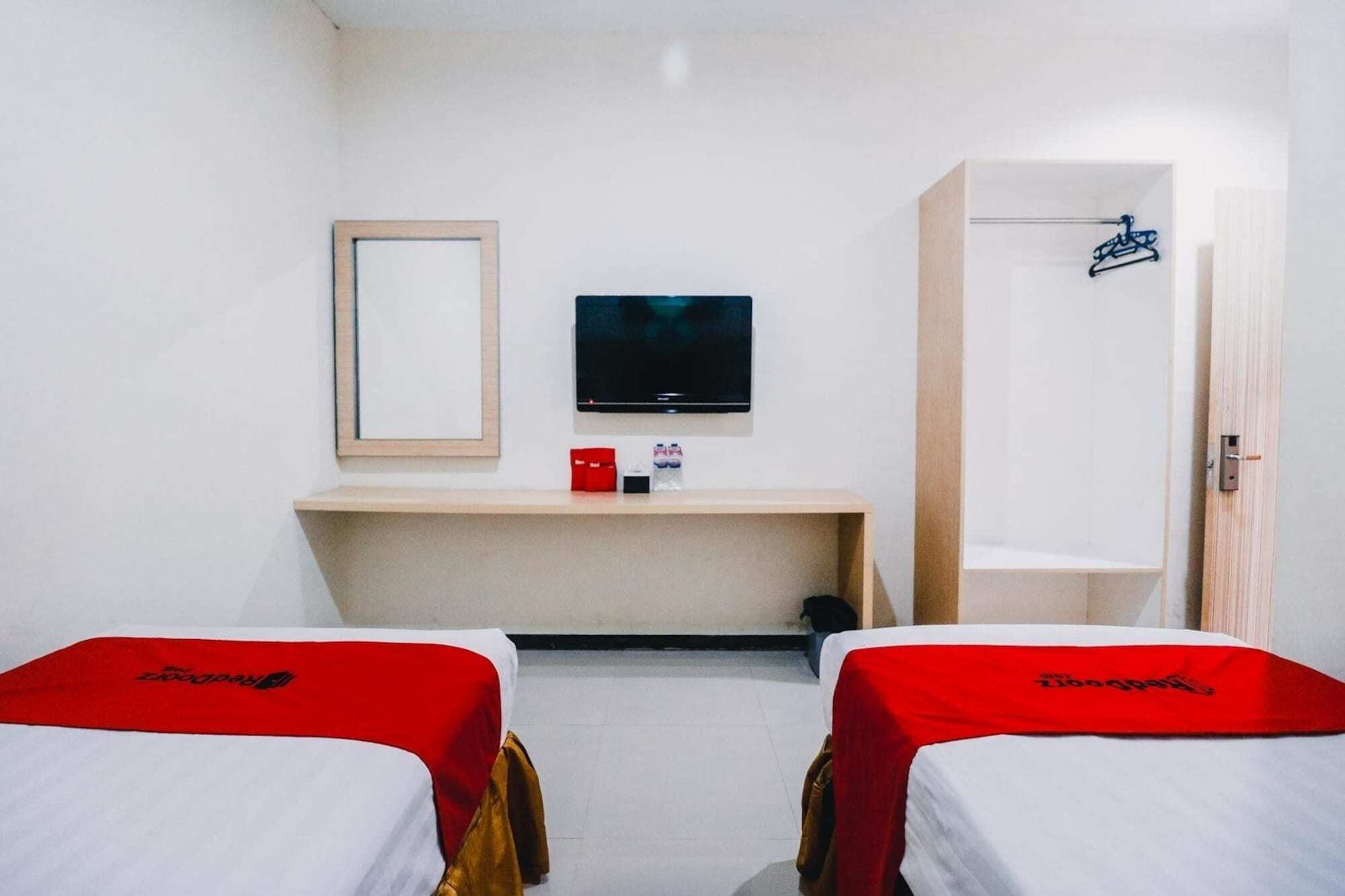 Hotel RedDoorz Plus near Sultan Hasanuddin Airport Makasar Zewnętrze zdjęcie