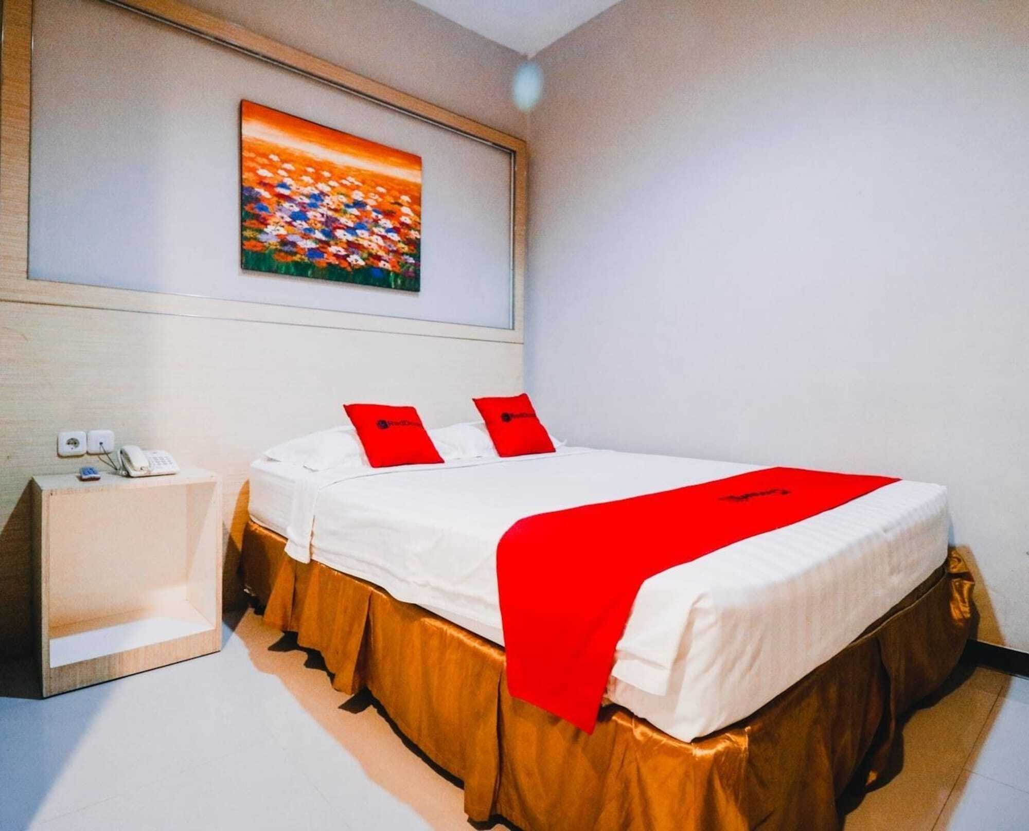 Hotel RedDoorz Plus near Sultan Hasanuddin Airport Makasar Zewnętrze zdjęcie